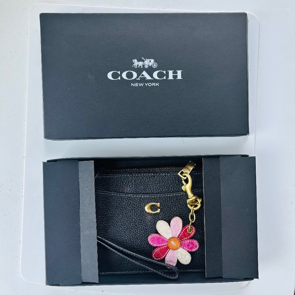 COACH LOGO WALLET W/ FLOWER KEYCHAIN